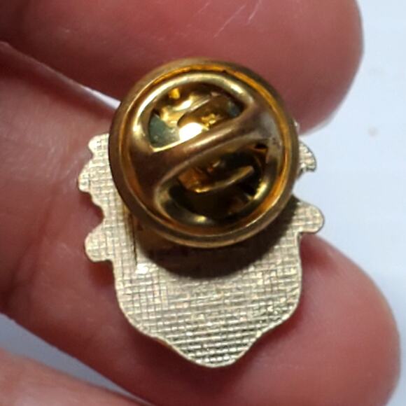 Vintage City of Winnipeg Crest Lapel Pin Manitoba Canada Coat of Arms - Picture 2 of 3